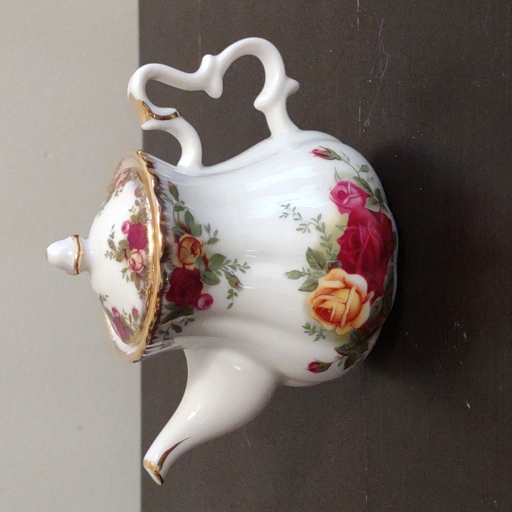 NIB Royal Albert Old Country Roses Teapot Votive